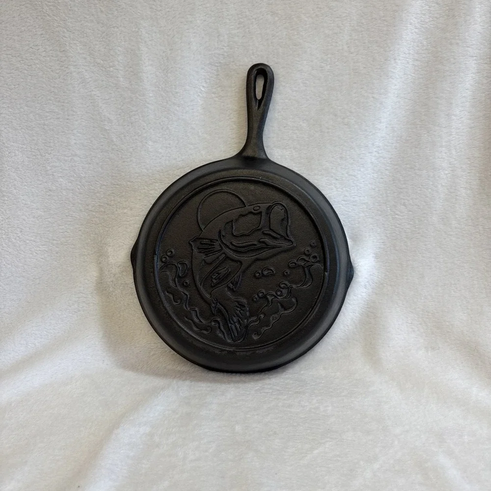 Lodge Cast Iron 10 inch Skillet Largemouth Bass Wildlife Series Fishing‎ Pan USA